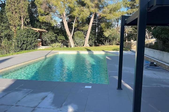 Location de vacances pour 16 personnes, avec terrasse ainsi que piscine et jardin à Gémenos - 3