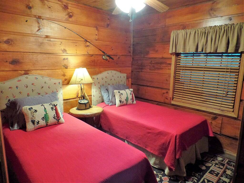 Lake Front Lodge mit schönem Blick auf den See und 5 Schlafzimmer und 5 Bäder in Monroe County (TN)