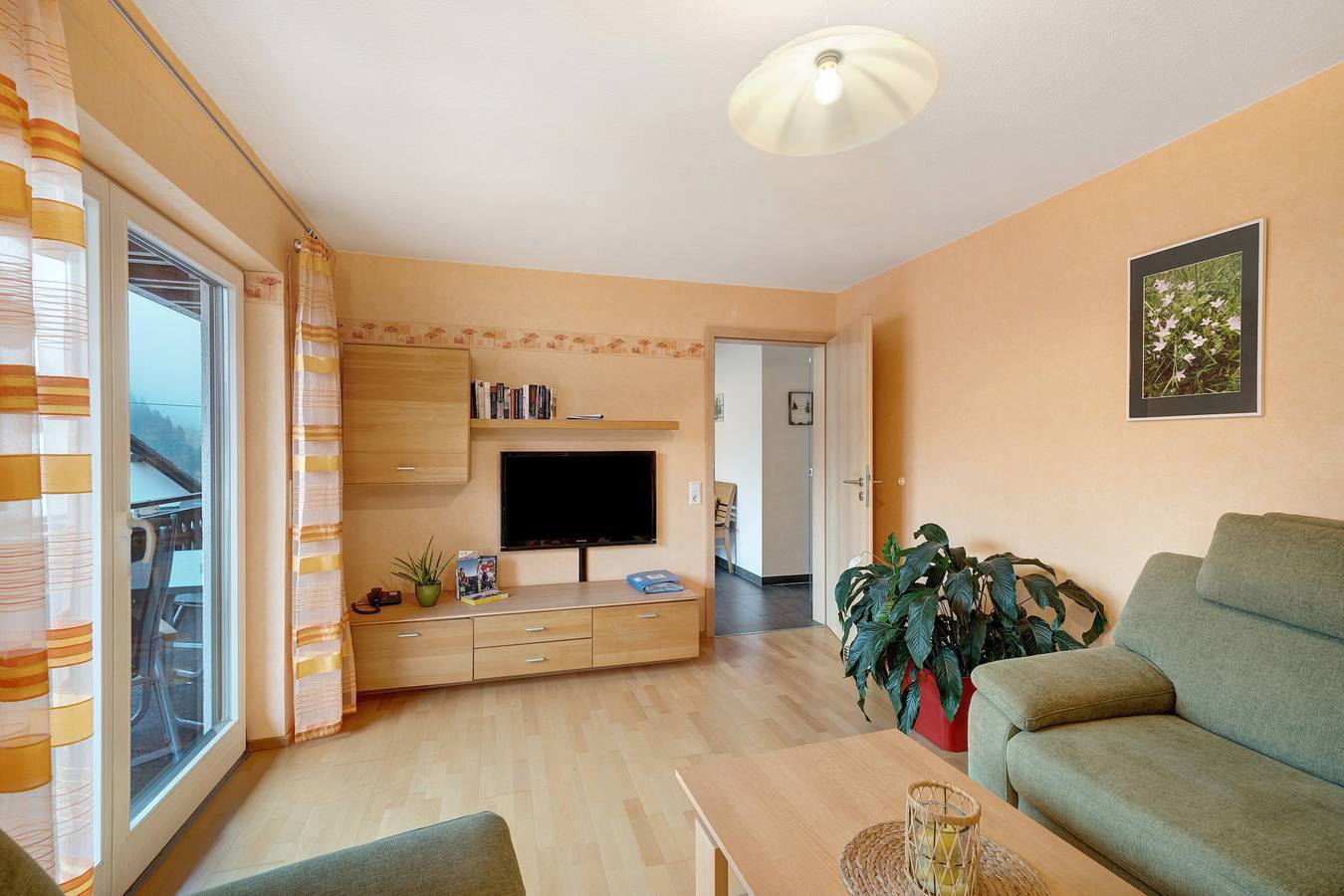 Ganze Wohnung, Ferienwohnung Sonnenblume" mit Bergblick, privater Terrasse und Wi-Fi in Elzach, Mittlerer Schwarzwald