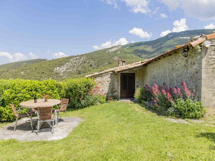 Location de vacances pour 4 personnes, avec vue ainsi que terrasse et jardin à Roche-Saint-Secret-Béconne
