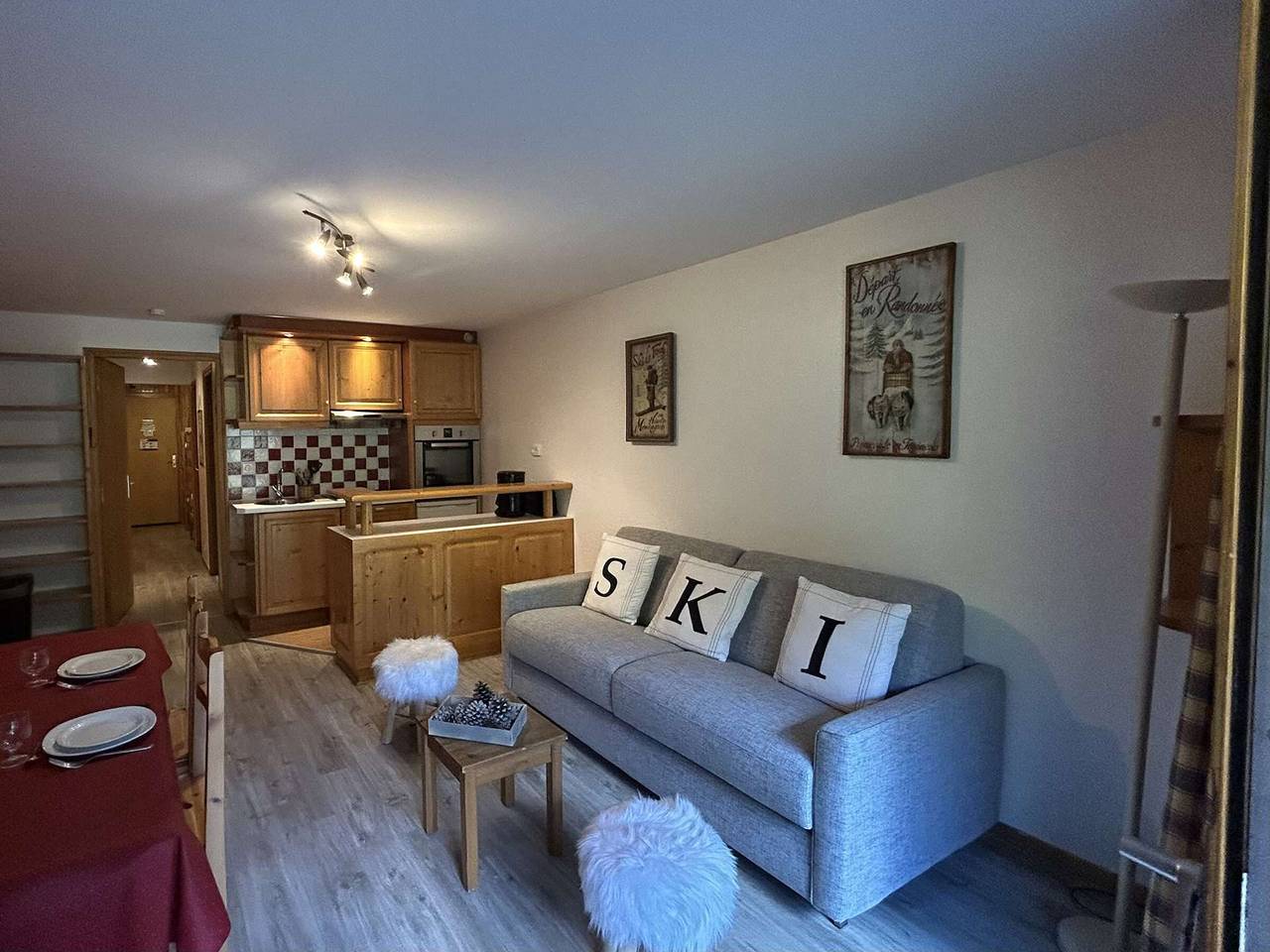Entire apartment, Central Studio with Mountain Nook, Sleeps 6, Close to Shops and Slopes - Méribel in Méribel, Les Allues