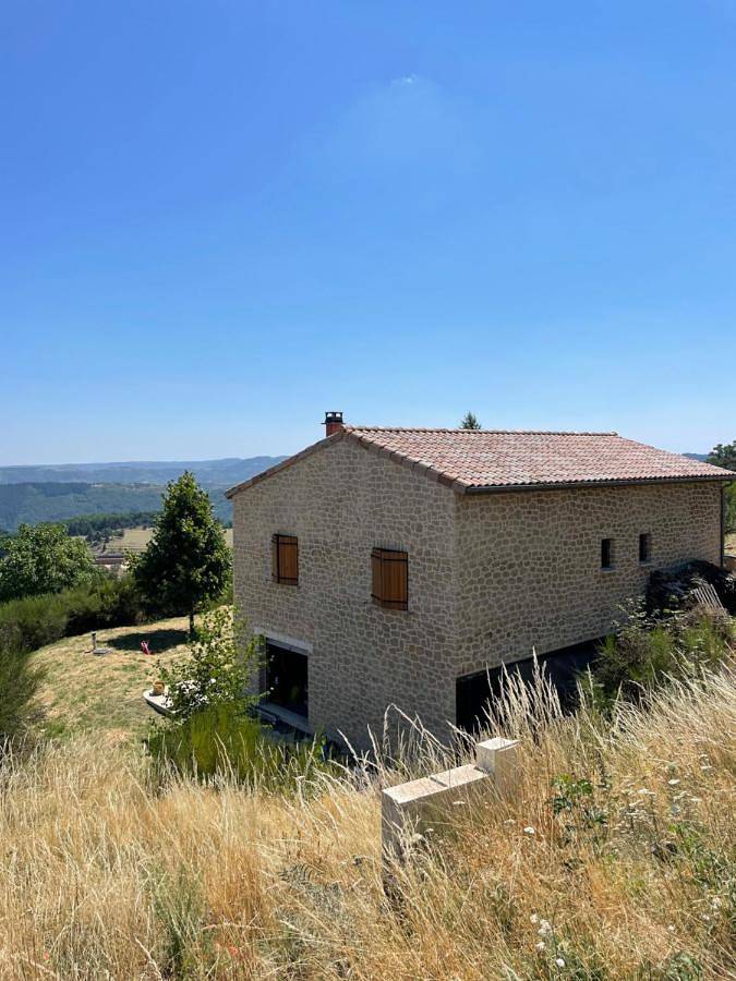 Gîte pour 2 personnes, avec Jacuzzi ainsi que Jardin et Vue à Gluiras
