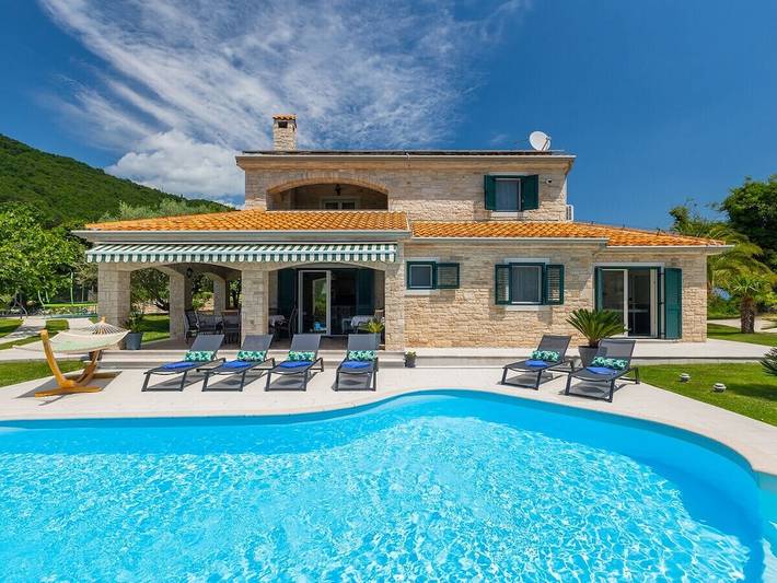 Ferienhaus für 12 Personen, mit Whirlpool und Garten sowie Pool und Sauna