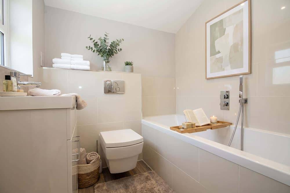 Bright 2-Bed Garden Flat, Central Guildford in Guildford, Surrey