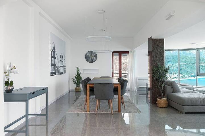Ganze Wohnung, Best View 4-bedroom apartment with swimming pool and private top-roof terrace in Budva, Opština Budva
