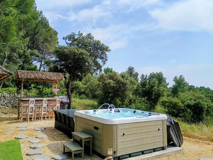 Appartement de vacances pour 4 personnes, avec jacuzzi et piscine ainsi que jardin et sauna