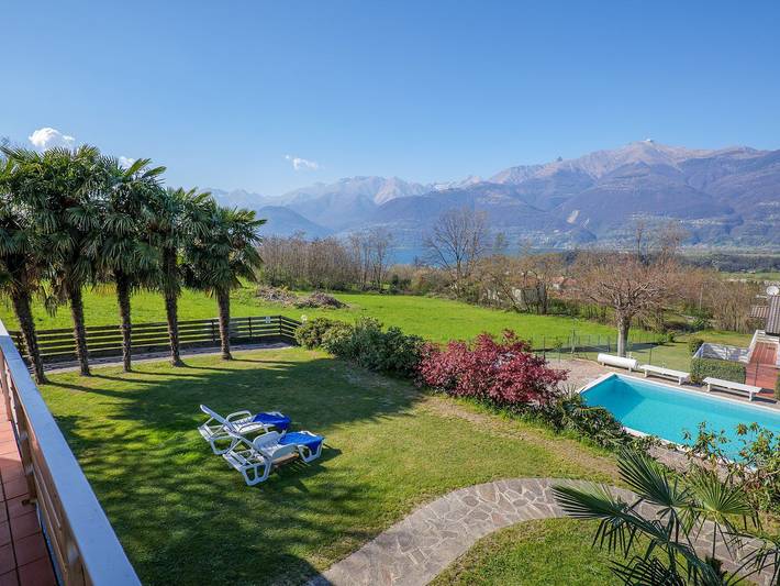 Ferienwohnung für 8 Personen, mit Balkon und Terrasse sowie Garten und Kinderpool in Colico