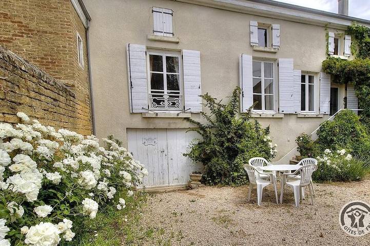 Location de vacances pour 4 personnes, avec jardin et piscine, animaux acceptés à Denicé
