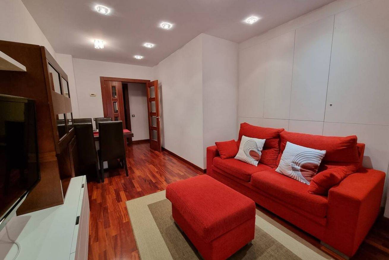 Apartamento entero, Acogedor apartamento con Wi-Fi, cocina completa y ascensor in Oviedo, Cordillera Cantábrica