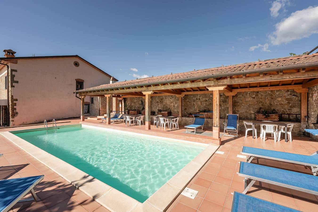 Farmhouse 'Agriturismo Fadanelli - La Cantina' with Shared Pool, Shared Garden and Wi-Fi in Lamporecchio, Pistoia Province