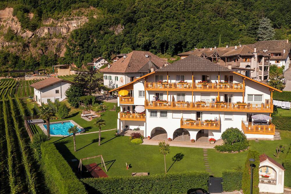 Ganze Wohnung, Panoramablick, Pool und Genuss zwischen Bozen und Meran in Andrian, Nonsberggruppe