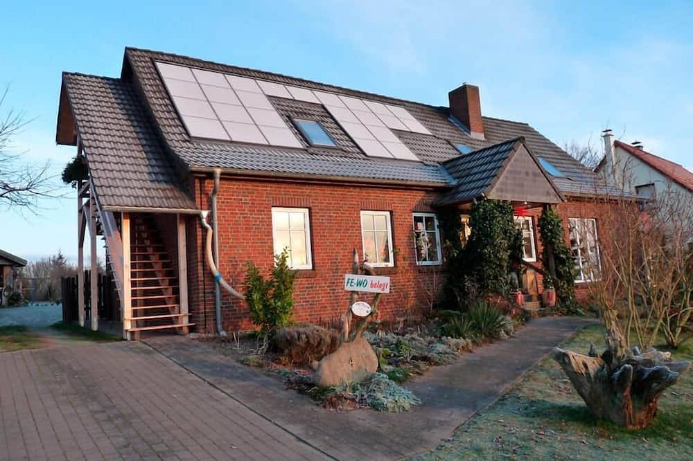 Ganze Wohnung, Komfortable Ferienwohnung am Papensee mit Seeblick, Garten und Spielplatz in Laage, Mecklenburgische Seenplatte