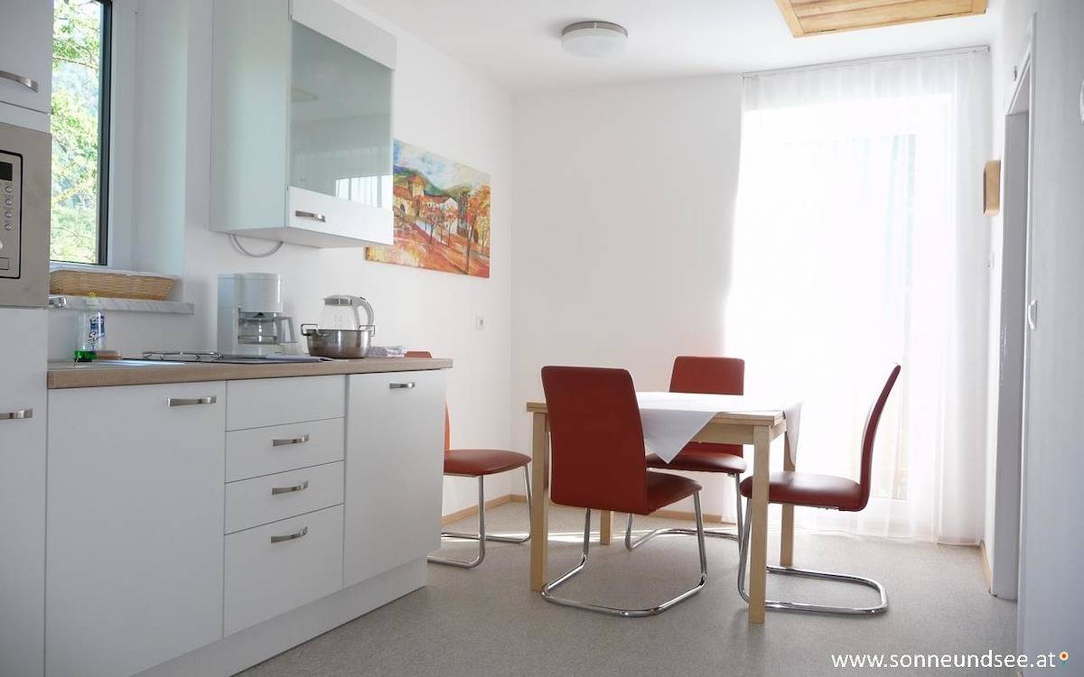 Ganze Ferienwohnung, Für 4 Personen mit Küche, Bad, Balkon in Bodensdorf, Gerlitzen