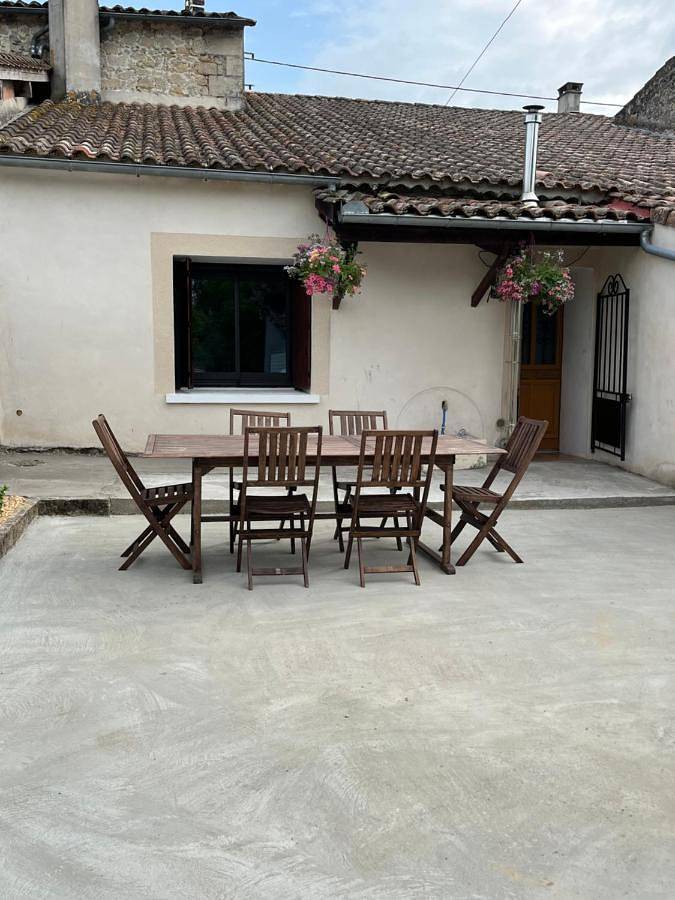 Location de vacances pour 8 personnes, avec jardin, animaux acceptés à Bellebat