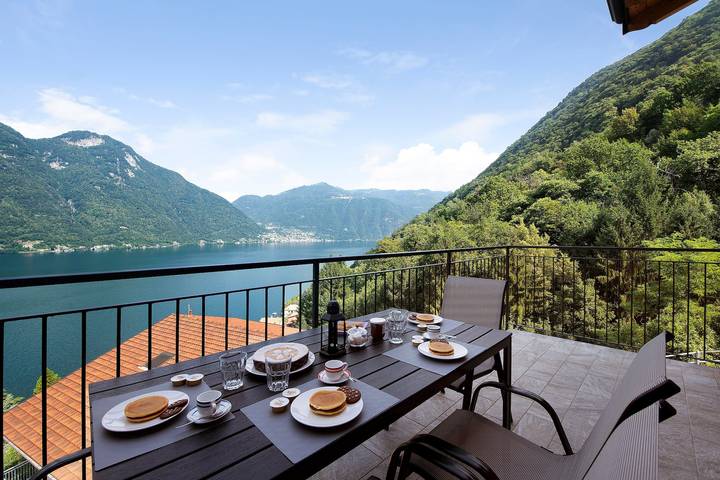 Holiday rental for 4 people, with balcony and lake view in Lombardy