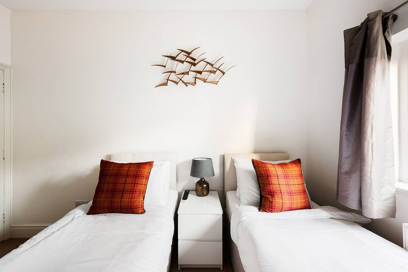 Entire apartment, Garden flat near Ealing Broadway in Ealing, London