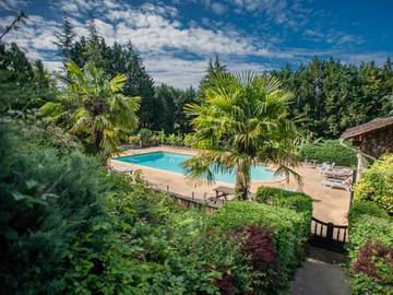 Gîte pour 7 personnes, avec jardin ainsi que terrasse et piscine, animaux acceptés à Prats-du-Périgord