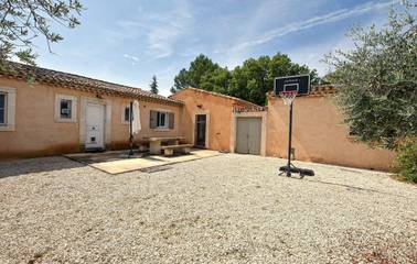 Location de vacances pour 10 personnes, avec vue et jardin ainsi que piscine et terrasse à Lacoste