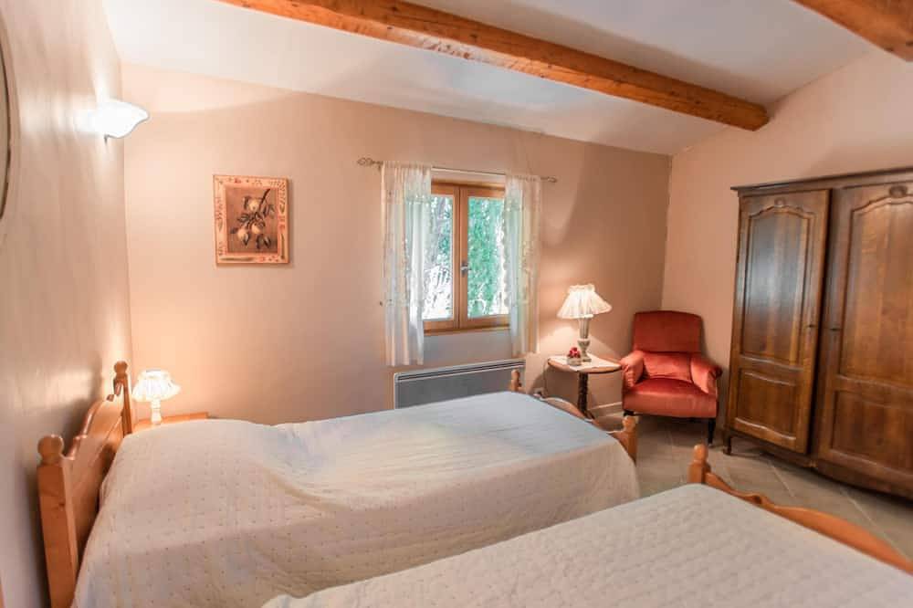 Gîte provençal avec piscine partagée in Barjols, Région de Brignoles