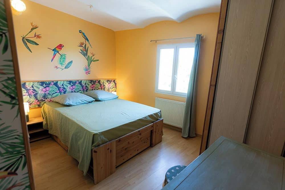 2 maisons en pierre 12 personnes Piscine 11*5 Sud Ardèche entre pins et garrigue in Saint-Paul-le-Jeune, Parc national des Cévennes
