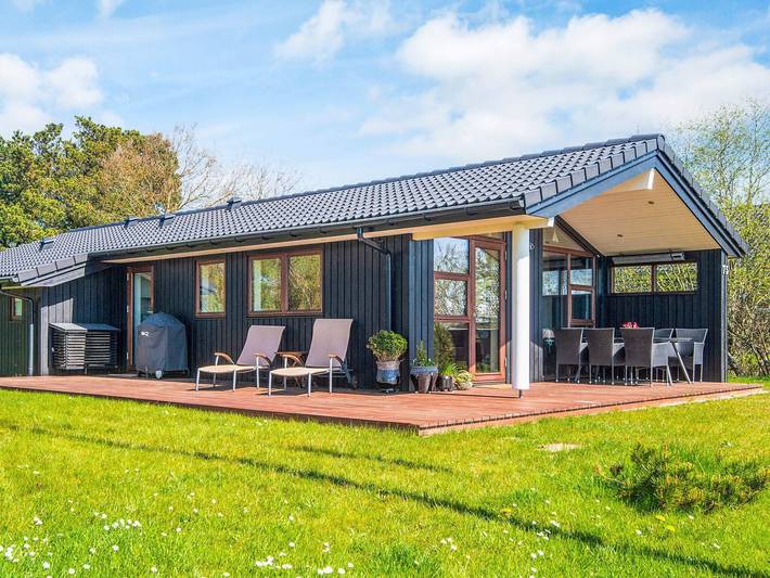 Ferieudlejning for 6 personer, med Jacuzzi og Terrasse samt Have i Lakolk