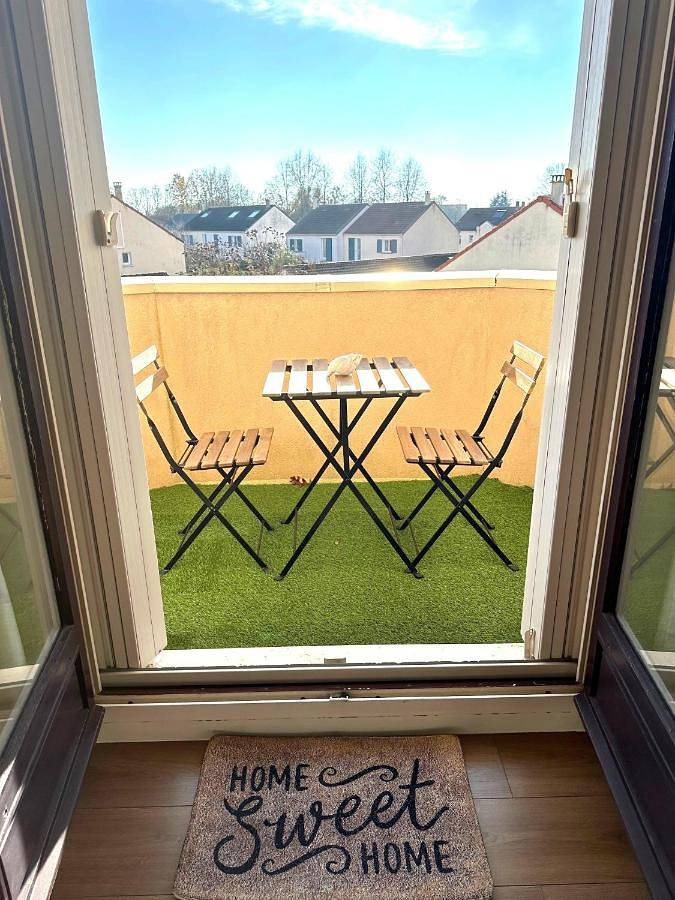 Appartement entier, Le Cosy Lily - Classé Meublé de Tourisme 3 étoiles - Lumineux appartement de 2 chambres et balcons au calme, à 10 min de Versailles in Voisins-le-Bretonneux, Yvelines