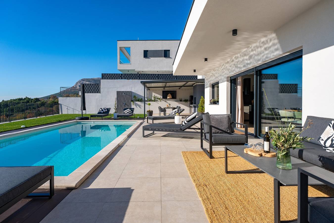 Neu! Villa Bella Ciao: Stilvolle 3-Schlafzimmer-Oase mit spektakulärem Blick auf Split und das Meer in Klis, Split-Dalmatien