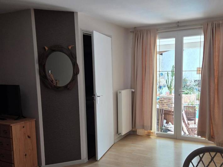Location de vacances pour 3 personnes, avec vue ainsi que jardin et piscine, adapté aux familles à Saint-Juire-Champgillon - 4