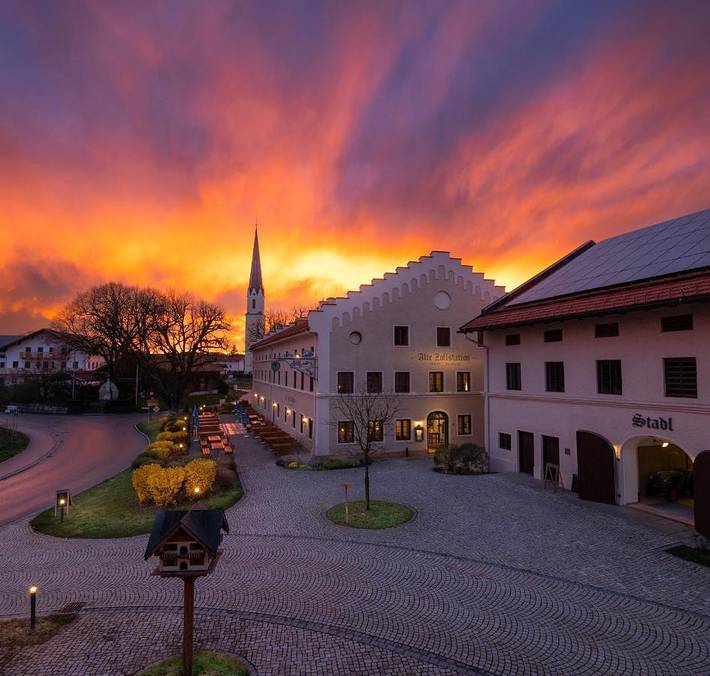 Hotel, mit Terrasse in Pittenhart