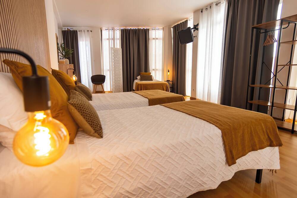Central Guesthouse - Triple room with private bathroom in São Miguel Island, Ponta Delgada