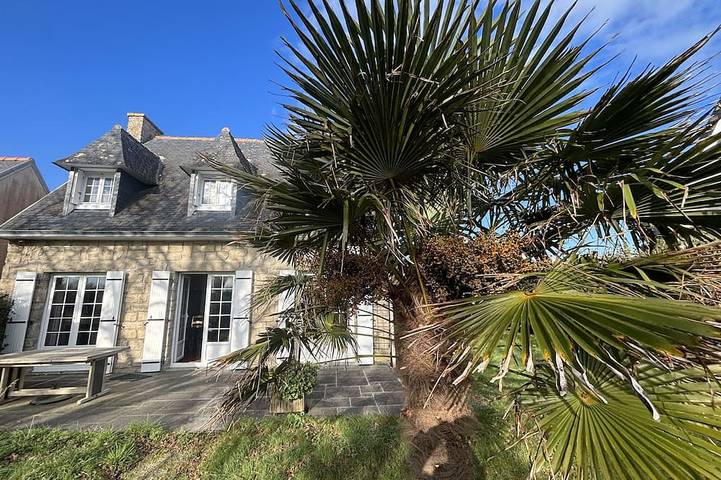 Location de vacances pour 7 personnes, avec jardin et terrasse dans Plage Kermor