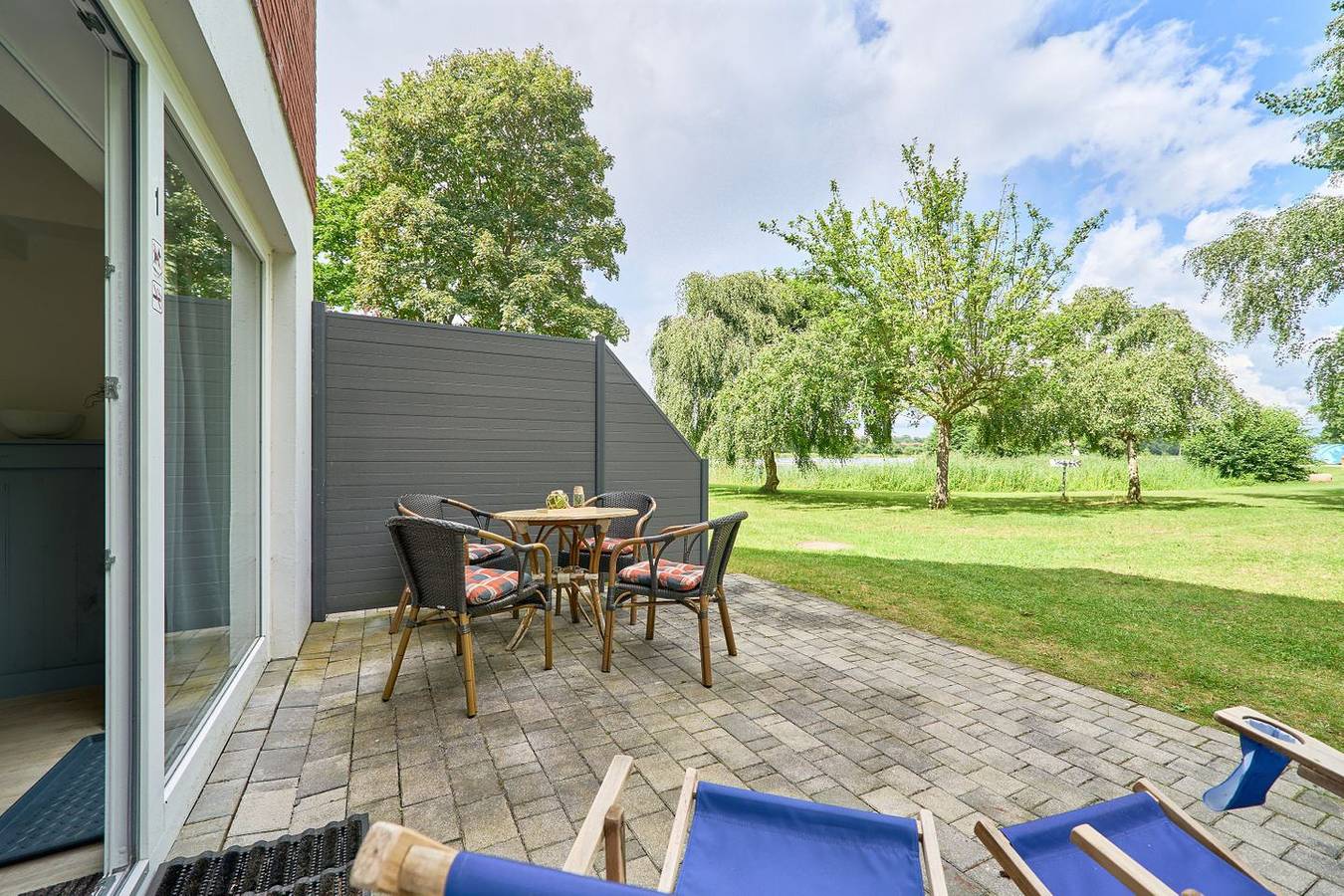 Ganze Wohnung, Ferienwohnung Seeblick direkt am See mit Terrasse in Süsel, Ostholstein
