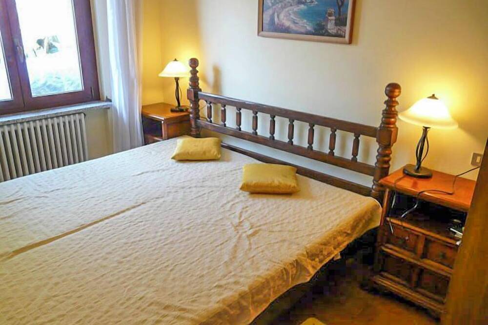Entire apartment, 3-room apartment with large sunny balcony, pool & dream lake view in Veddo, Maccagno con Pino e Veddasca