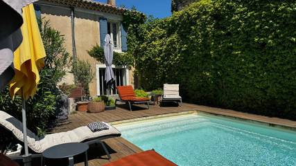 Chambre d’hôte pour 4 personnes, avec piscine ainsi que jardin et vue à Robion