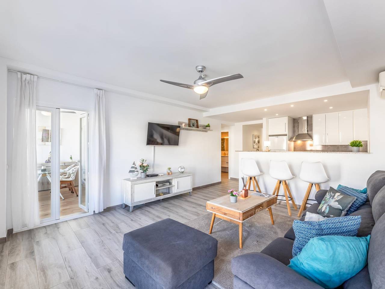 Entire holiday apartment, Vb Madeira 2 1Bdr Hearth of the marina in Benalmádena Costa, Benalmádena