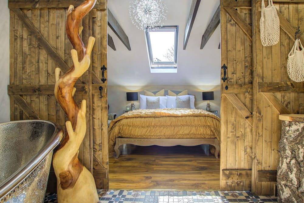 Luxury Cottage Sleeps 8 Pembrokeshire Wales Close to Town & Beach in Pembroke, Pembrokeshire