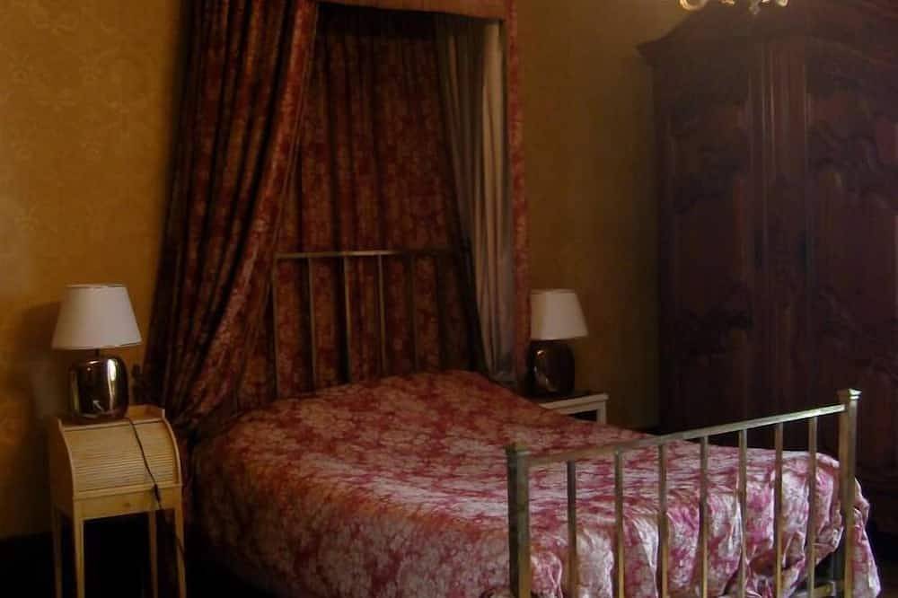 Manoir les Aliberts (1,5 hectares de parc arboré, piscine, billard, babyfoot...) in Martiel, Aveyron