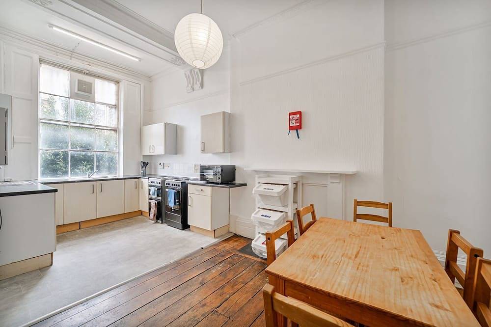 Double Room with Shared Bathroom in Bristol, South West England
