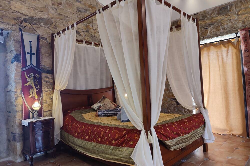 Medieval Stone 5-bedroom house in charming Sintra for your getaway in São João das Lampas e Terrugem, Costa de Lisboa