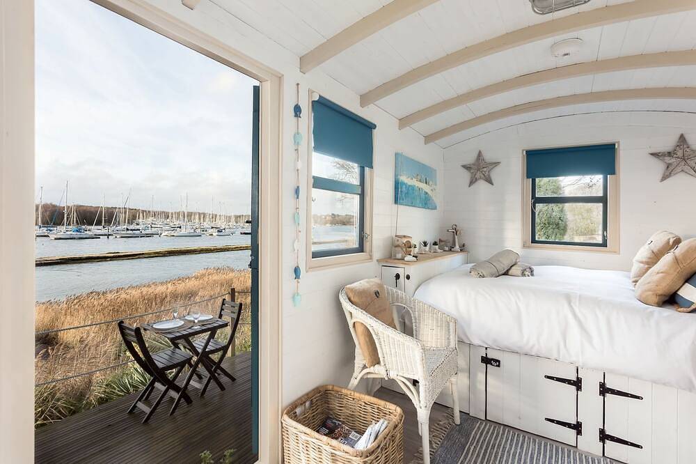 Watersedge Retreat - Luxury Cottages in Fareham, Hampshire