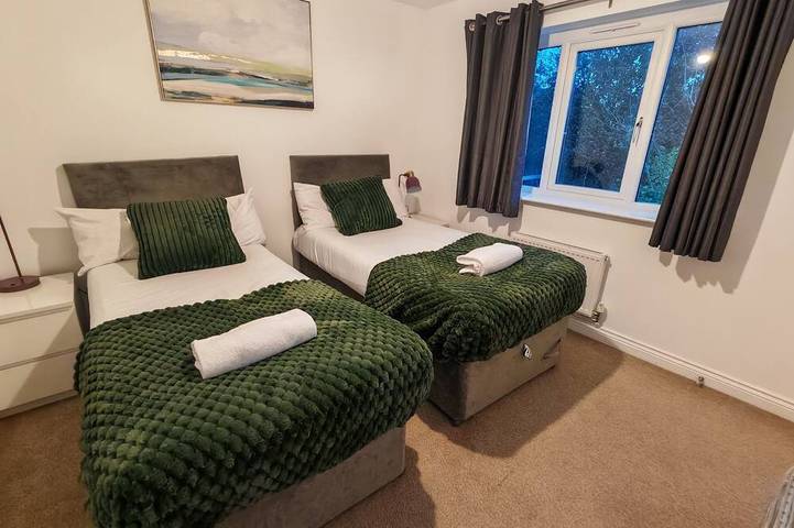 Spacious Modern 4 Bedroom Detached House On A Quiet Estate in Dartford, Kent