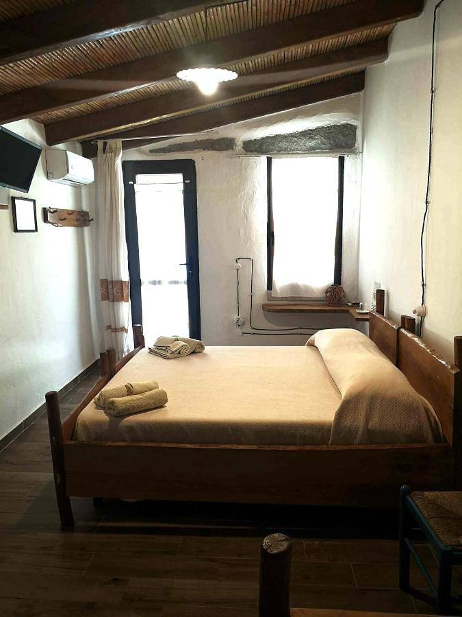 Gîte pour 3 personnes, avec vue ainsi que jardin et piscine, animaux acceptés à Orgosolo - 4