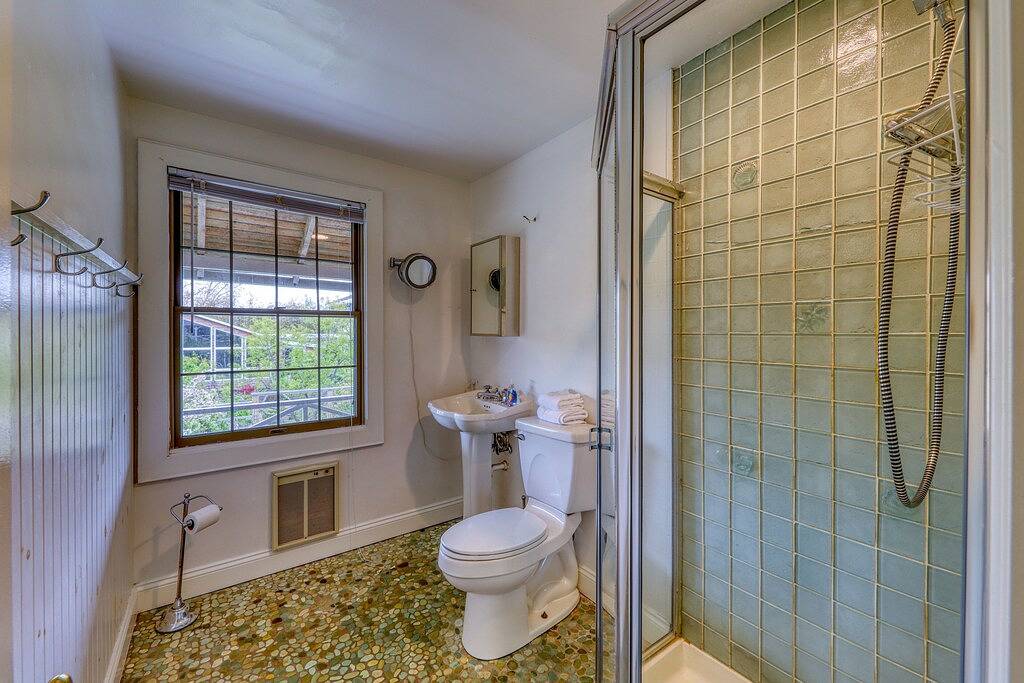 Geräumiges Haus mit luftiger Küche renovierte Küche, große Terrasse und vieles mehr! in Fire Island, Suffolk County