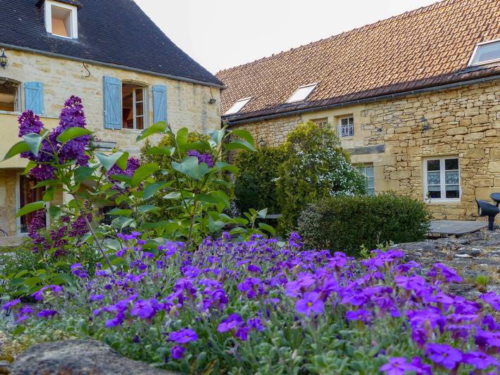 Location de vacances pour 9 personnes, avec Balcon et Terrasse ainsi que Jardin et Piscine à Sainte-Mondane