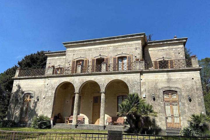 Casa vacanza per 20 persone, con giardino e balcone in Piedimonte Etneo