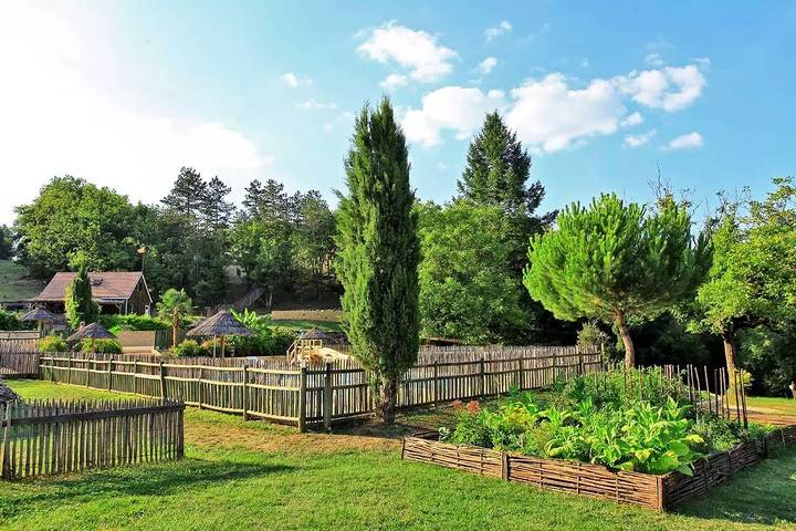 Mobil home pour 3 personnes, avec vue ainsi que terrasse et piscine à Saint-Amand-de-Coly - 3