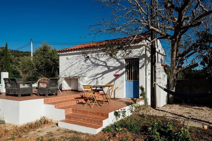 Gîte pour 2 personnes, avec piscine et jardin