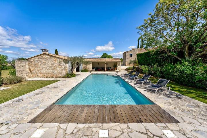 Location de vacances pour 14 personnes, avec piscine ainsi que jardin et terrasse à Saint-Privat-de-Champclos