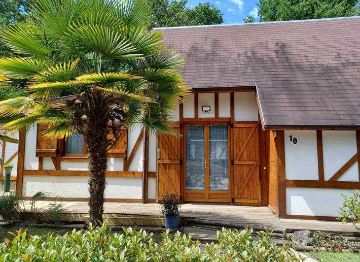 Gîte pour 6 personnes, avec piscine et terrasse ainsi que jardin et vue sur le lac, animaux acceptés à Souvigny-en-Sologne