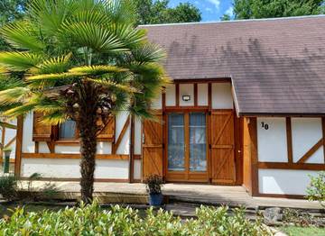 Gîte pour 6 personnes, avec terrasse et vue sur le lac ainsi que jardin et piscine, animaux acceptés à Souvigny-en-Sologne
